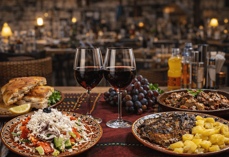 Sofya’da restoran masasında Bulgar şarapları ve geleneksel Bulgar yemekleri